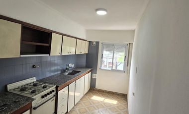 Departamento en primer piso por escalera, de 4 ambientes ubicado en Eva Peron al 500 Temperley