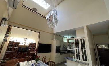 Venta casa 5 ambientes con piscina en Sarandí