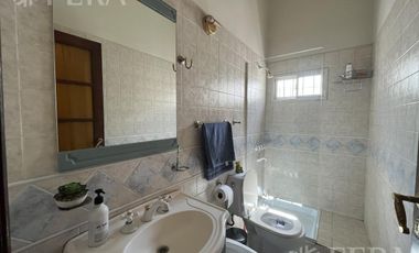 Venta casa 5 ambientes con piscina en Sarandí