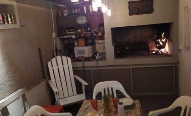 VIVIENDA DE 3 AMBIENTES CON LOCAL COMERCIAL EN CASTELLI Y SANTA FE