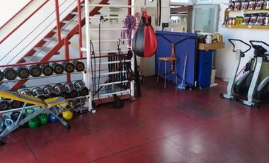 VIVIENDA DE 3 AMBIENTES CON LOCAL COMERCIAL EN CASTELLI Y SANTA FE