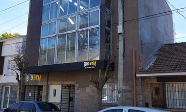 VIVIENDA DE 3 AMBIENTES CON LOCAL COMERCIAL EN CASTELLI Y SANTA FE