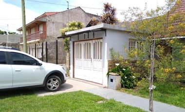 Casa 5 ambientes sobre lote de 10x43,30 en Bosque Alegre