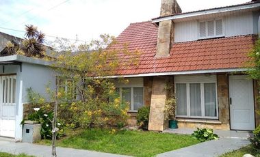 Casa 5 ambientes sobre lote de 10x43,30 en Bosque Alegre