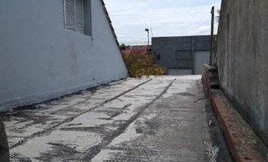 Casa 5 ambientes sobre lote de 10x43,30 en Bosque Alegre