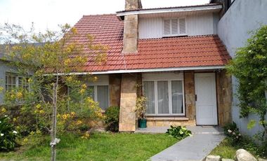 Casa 5 ambientes sobre lote de 10x43,30 en Bosque Alegre