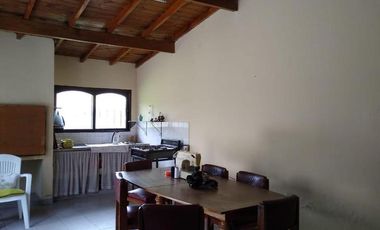 Casa 5 ambientes sobre lote de 10x43,30 en Bosque Alegre