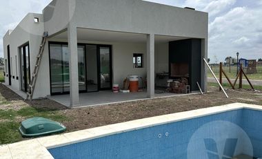 Casa en venta con renta - Barrio San Felipe, Canning