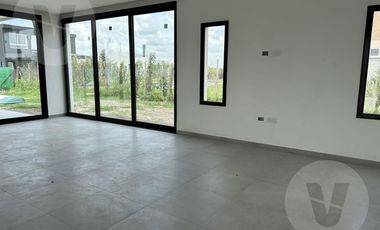 Casa en venta con renta - Barrio San Felipe, Canning