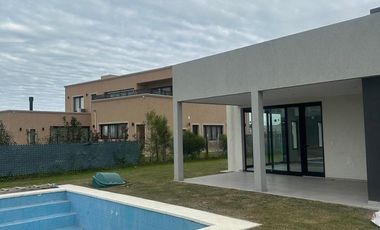 Casa en venta con renta - Barrio San Felipe, Canning
