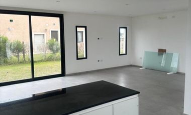 Casa en venta con renta - Barrio San Felipe, Canning