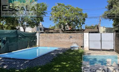 CASA DE DOS DORM CON JARDIN  Y PILETA EN VENTA GRANADERO BAIGORRIA