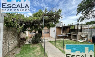 CASA DE DOS DORM CON JARDIN  Y PILETA EN VENTA GRANADERO BAIGORRIA
