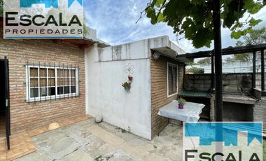 CASA DE DOS DORM CON JARDIN  Y PILETA EN VENTA GRANADERO BAIGORRIA