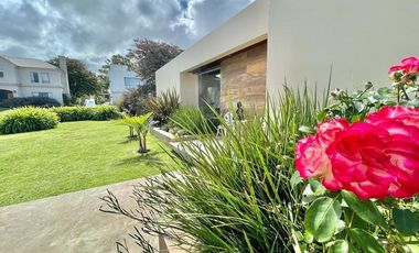 Casa de 5 ambientes sobre lote de 617m2 en Los  Alamos.Rumenco