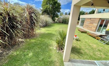 Casa de 5 ambientes sobre lote de 617m2 en Los  Alamos.Rumenco