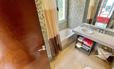 Casa de 5 ambientes sobre lote de 617m2 en Los  Alamos.Rumenco