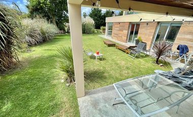 Casa de 5 ambientes sobre lote de 617m2 en Los  Alamos.Rumenco