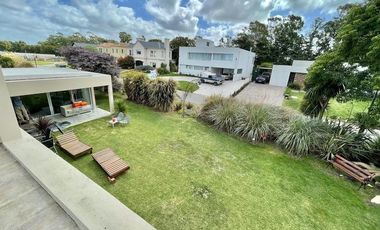 Casa de 5 ambientes sobre lote de 617m2 en Los  Alamos.Rumenco