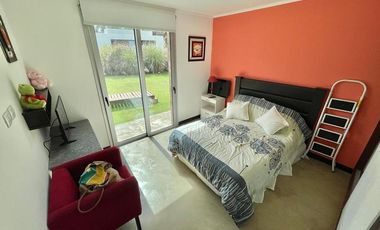 Casa de 5 ambientes sobre lote de 617m2 en Los  Alamos.Rumenco