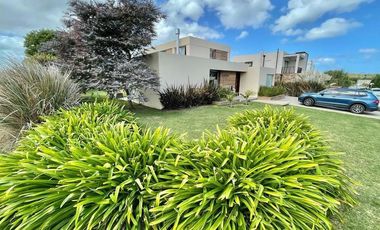 Casa de 5 ambientes sobre lote de 617m2 en Los  Alamos.Rumenco