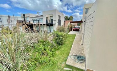 Casa de 5 ambientes sobre lote de 617m2 en Los  Alamos.Rumenco