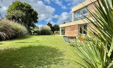 Casa de 5 ambientes sobre lote de 617m2 en Los  Alamos.Rumenco