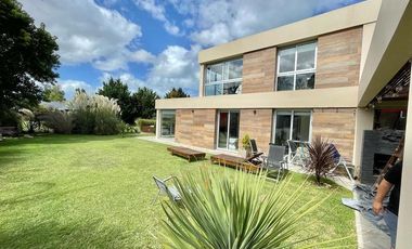 Casa de 5 ambientes sobre lote de 617m2 en Los  Alamos.Rumenco