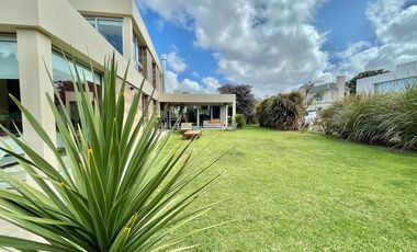 Casa de 5 ambientes sobre lote de 617m2 en Los  Alamos.Rumenco