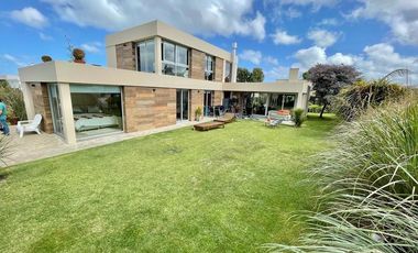 Casa de 5 ambientes sobre lote de 617m2 en Los  Alamos.Rumenco