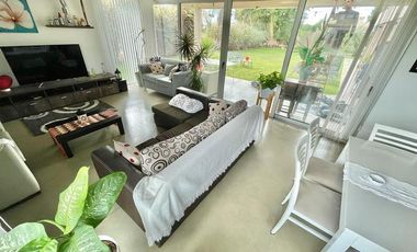 Casa de 5 ambientes sobre lote de 617m2 en Los  Alamos.Rumenco