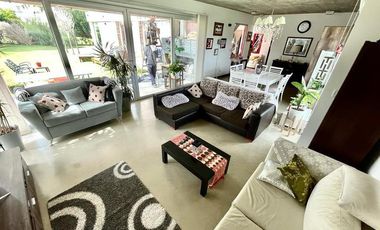 Casa de 5 ambientes sobre lote de 617m2 en Los  Alamos.Rumenco