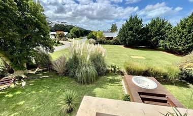 Casa de 5 ambientes sobre lote de 617m2 en Los  Alamos.Rumenco