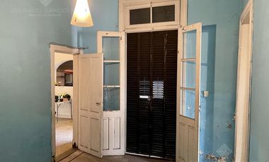 OPORTUNIDAD - Casa de Estilo a Reciclar en excelente ubicación - Venta Directa!!!