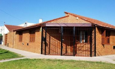 Chalet 3 ambientes con garage en Dolores y Guahanani