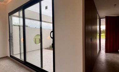 Venta - Casa en Estancia La Rinconada de tres dormitorios, galería, pileta y cochera. Ibarlucea.