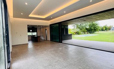 Venta - Casa en Estancia La Rinconada de tres dormitorios, galería, pileta y cochera. Ibarlucea.