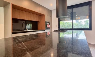 Venta - Casa en Estancia La Rinconada de tres dormitorios, galería, pileta y cochera. Ibarlucea.