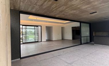 Venta - Casa en Estancia La Rinconada de tres dormitorios, galería, pileta y cochera. Ibarlucea.