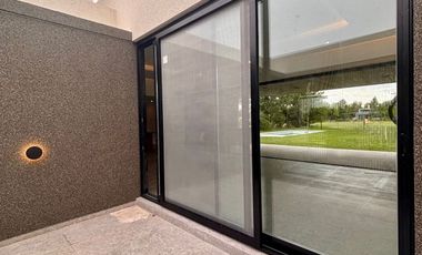 Venta - Casa en Estancia La Rinconada de tres dormitorios, galería, pileta y cochera. Ibarlucea.