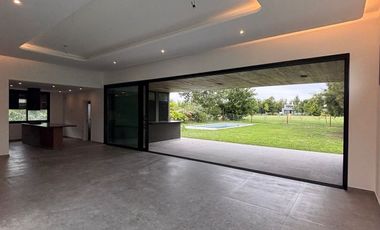 Venta - Casa en Estancia La Rinconada de tres dormitorios, galería, pileta y cochera. Ibarlucea.