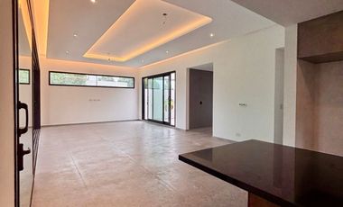 Venta - Casa en Estancia La Rinconada de tres dormitorios, galería, pileta y cochera. Ibarlucea.