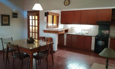 Casa en alquiler - 2 Dormitorios 2 Baños - City Bell