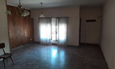 Casa en excelente ubicación en Luis Guillón!! Belgrano 1995