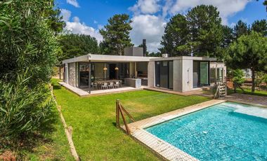 Casa en venta - 4 Dormitorios 4 Baños - Pinamar