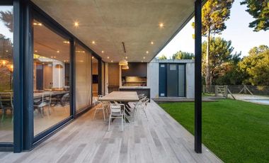 Casa en venta - 4 Dormitorios 4 Baños - Pinamar