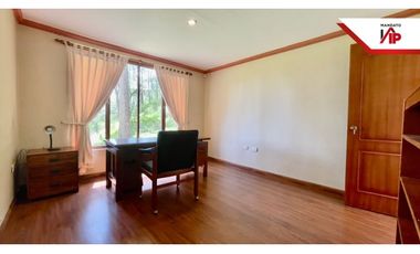 RENTA DE VILLA AMOBLADA UN PISO URBANIZACION SEGURA SAN JOAQUIN CUENCA