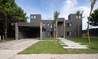 Casa en venta - 6 Dormitorios 5 Baños - Pinamar