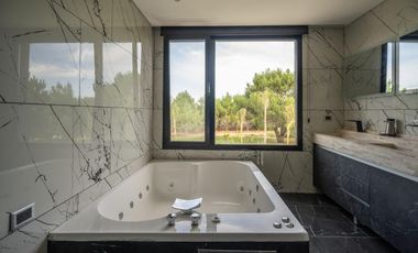 Casa en venta - 6 Dormitorios 5 Baños - Pinamar