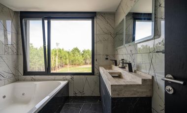 Casa en venta - 6 Dormitorios 5 Baños - Pinamar